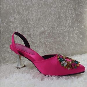 Made in Colombia by the hands of artisans for modern women with an elegant style